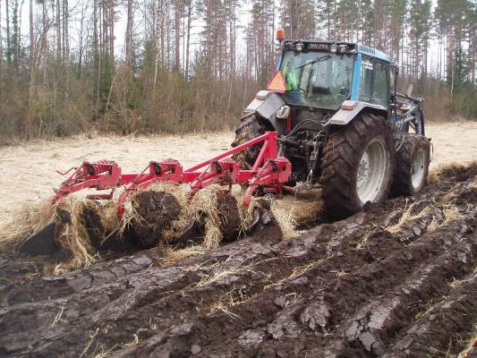 Valtra 6400+Agrolux
Kevätkyntöjä
Avainsanat: Valtra