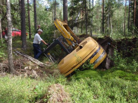 jcb 70
otti ja uppos 
Avainsanat: oojiiärrä