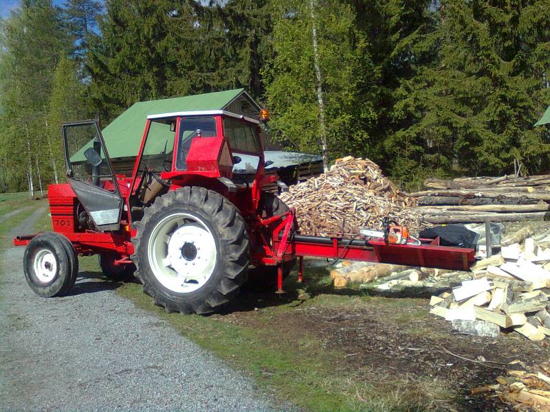 Valmet 702, piko ja stiili
pölkyn halkasua valmetilla, on se toi hydraulihalkoja paljon mukavampi ko fiskarssin kirves :D
