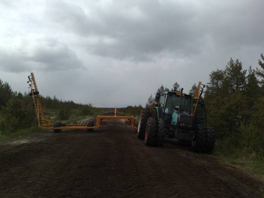 Valmet 6600 AutoControl
Siirtymätaipaleella, perässä vapon kumipyöräinen ja muovilapainen kääntäjä.
Avainsanat: valmet