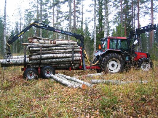 Puuta pinoon
Vähissä ovat nämäkin hommat..
Avainsanat: Valmet Farmi