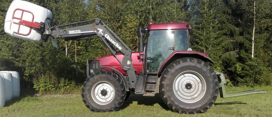 caseih mx "110"
siinäpä näkyy uus maalipinta aika hyvin, tosin tarrat ei oo vieläkään kiinni.
Avainsanat: case mx