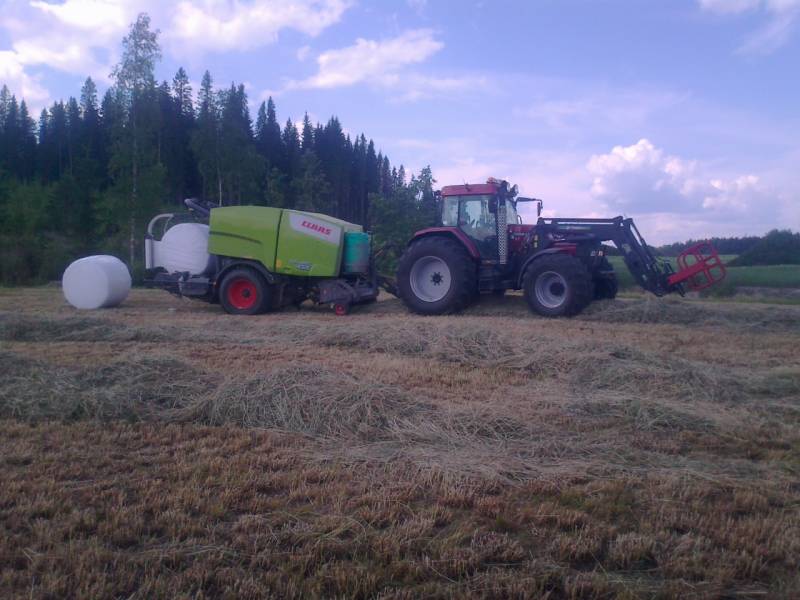 Claas & Maxxumi
Kuivien heinien paalausta
Avainsanat: Claas 455rc Uniwrap Caseih mx170