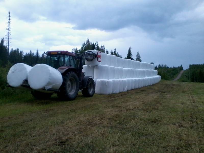 Caseih mx110&paalikasa
Omavalmiste takapihti käytössä, kätevä kampe.
Avainsanat: Caseih mx110 & paalikasa