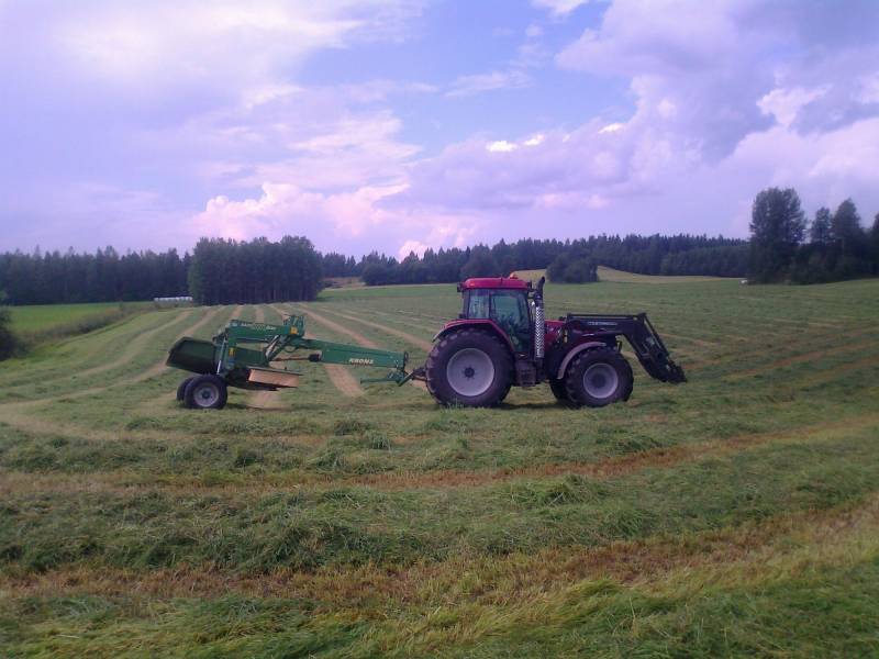 Caseih mx 170 & Krone cv3200
Piti isommalla maxxumilla niittää kun pienempi oli valohoidossa taas.
Avainsanat: Krone Caseih mx 170