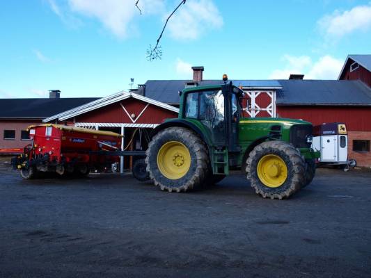 John Deere 6830 Autopower & simulta 3000t
portaaton jussi koeajussa. Ja simultaan laittamassa apulantapuolen vantaille liikerajoittimia.
Avainsanat: John Deere 6830 Autopower simulta 3000t