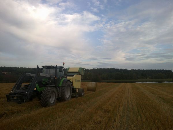 Kauran pehkuja paaliin
Deutz-fahr m620  & krone 1500 variopack
Avainsanat: Pehkuja paaliin