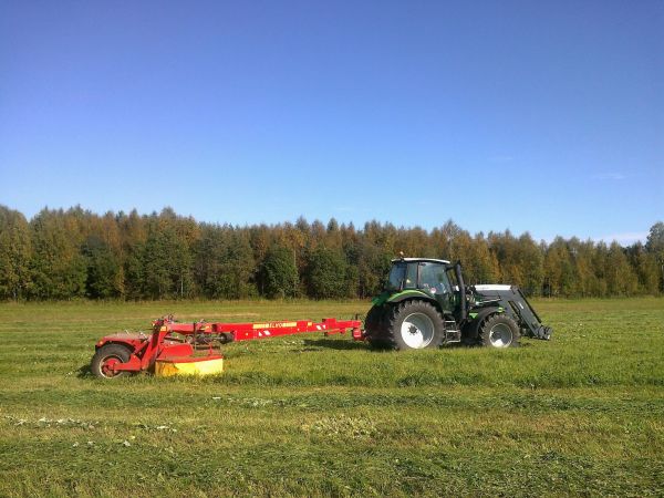 Toisen sadon niittoa syyskuun alussa
Deutz fahr m620 & elho hnm370 roller
Avainsanat: niittoa