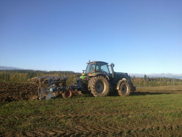 Kyntöjä
Deutz.fahr m620 & lemken variopal7
Avainsanat: Kyntöjä