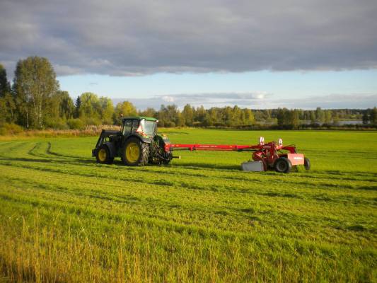 john deere 6320 ja splendimo 320
jontikka ja lelu vetelee onnetonta kolmos-satoa nurin.
Avainsanat: viimeisiä rehuja