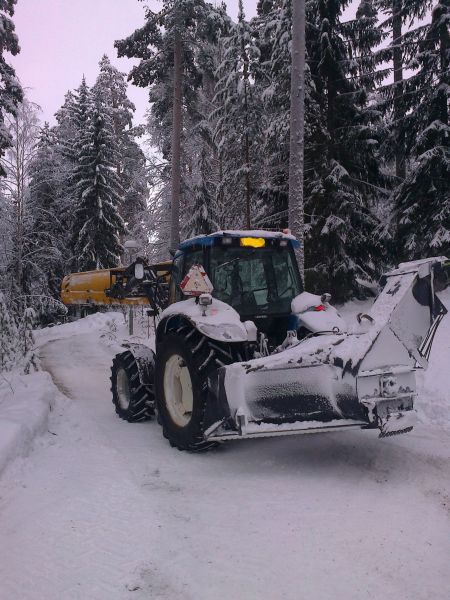 Lumi hommia
Nh ts100 jossa lingon virkaa toimittaa lepän 255hd.ja ismen päässä roten 3,2m alueaura.Alkaa nyykkäri olemaan sisään ajettu.noin 12000 tuntia !
Avainsanat: Lumihommia