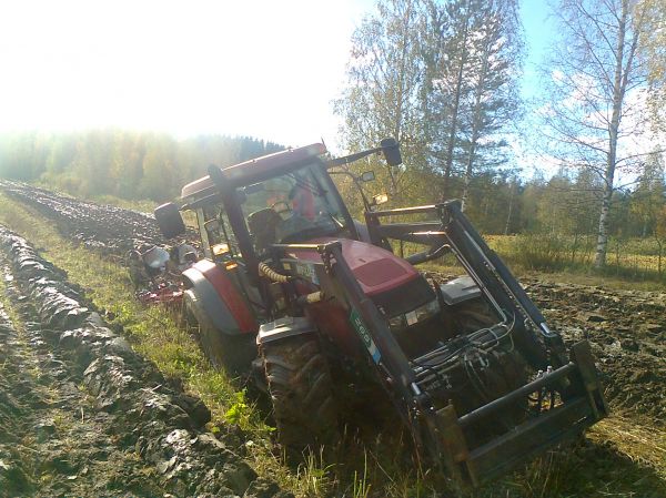 Se sitten päätti sarkaojaan luiskahtaa
viime syksyn kyntöjä koulutilalla. Case mmx120 ja kverneland
Avainsanat: viime syksyn kyntöjä koulutuilalla