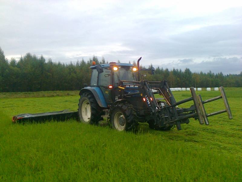 Kolmannen sadon niittoa
New Holland ts100 ja Lely splendimo 240
Avainsanat: niittoa