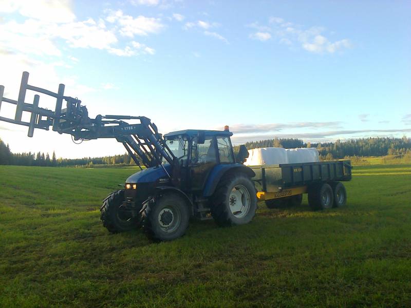 Paalien hakua
New Holland ts100 ja Multiva trm150. Meinasi olla nyykkärissä perse vähän kevyenä kun nosteli noita muuntuvakammioisella tehtyjä 150cm säilörehupaaleja.
Avainsanat: Paalien hakua