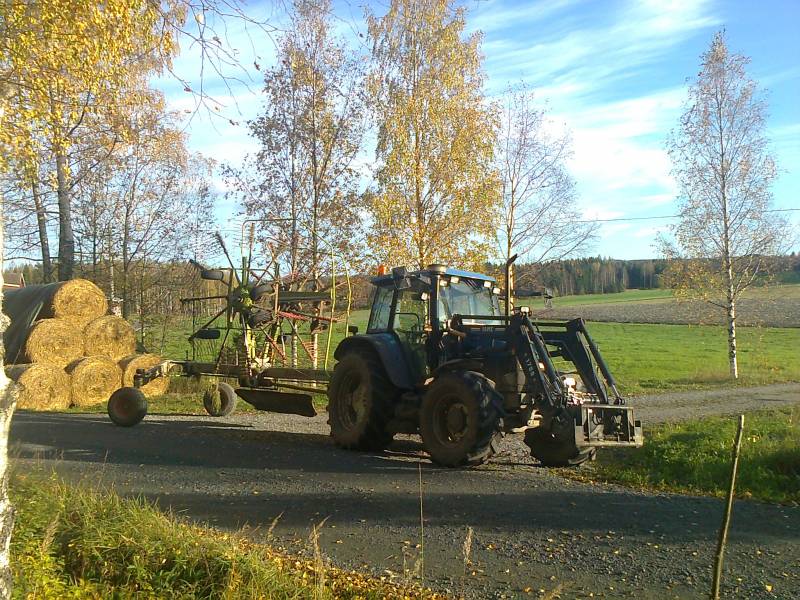 Kesän viimeisiä karhoituksia
New Holland ts100 ja Claas liner 680
Avainsanat: kesän viimeisiä karhoituksia