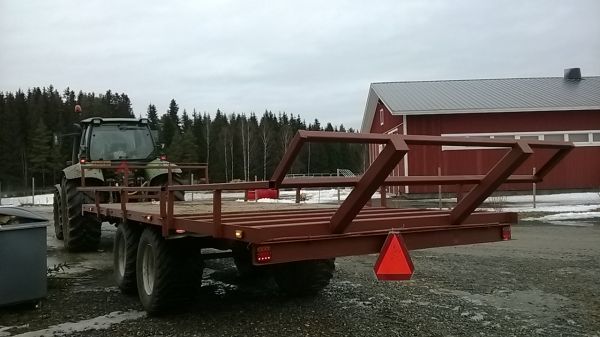 Opinnäyte työ
Opinnäyte  työnä valmistui kipa 155 perävaunuun paalin ajo varustus.
Avainsanat: paalin ajovarustus,jatko lava