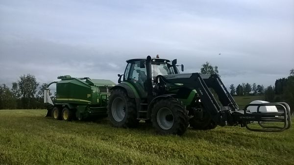 Heiniä paaliin
Deutz fahr m620 ja john deere 744
Avainsanat: Heiniä paaliin