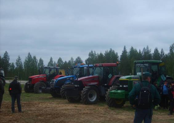 8000kg
takaa-eteen:massey ferguson 7495,valtra t305(120),case mx150,john deere 7710.tämä sarja siis jäi vetämättä lavetti rikon vuoksi
Avainsanat: 8000kg