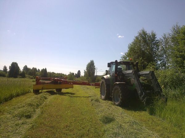 Heinikkoa nurin
Deutz-fahr m620 ja Elho hnm370 roller
Avainsanat: Niittoa deutz ja elho