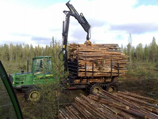 john deere 1110D
saakohan tuosta kuormasta rekkanippua täyteen?
