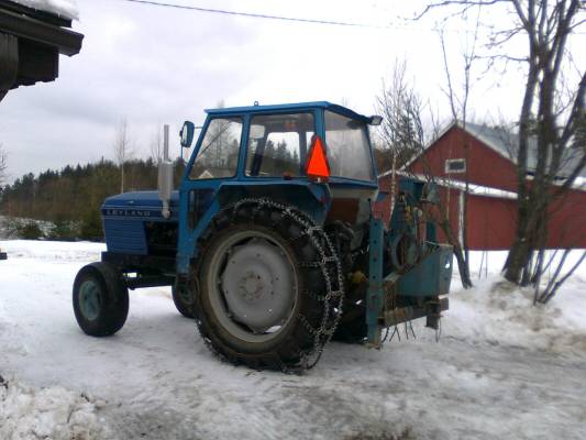 Leukku ja vinssi
Piti käydä vetelemässä sahapuita tien sivuun
Avainsanat: Hamina leyland