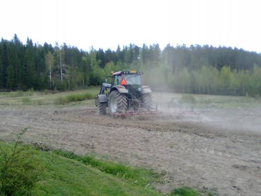 Valtra N121 ja potila sk 450
Äestystä
Avainsanat: Hamina valtra