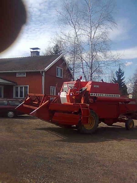 M-F
Massey-Ferguson tuli eilen sp lahjaksi kotiin.
Kaikin puolin kunnossa.
Vähästä ajosta talletukseen tai vaikka kuka ties harraste puintiinkin. Tämä ei ainakan mene Viroon tai sulattoon!!!!
Avainsanat: M-F