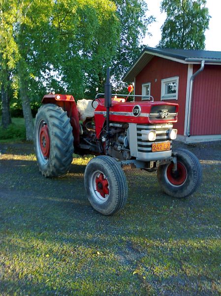 Massey-Ferguson 178
Tuo on ollut yhdellä ennen minua ja on alkuperäinen poislukien maski ja vanteet. 4500 h ja siinä kaikki. Liiterilöytö
Avainsanat: Massey-Ferguson 178