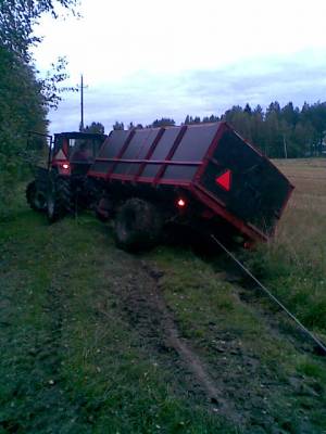 valmet 805 ja viljakärri
ojanpenkka petti ja kärri lipes ojjaan.. 
Avainsanat: valmet805