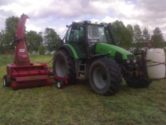 Deutz Fahr 150 ja JF 850
kesän ensimmäistä satoa.
Avainsanat: kesä