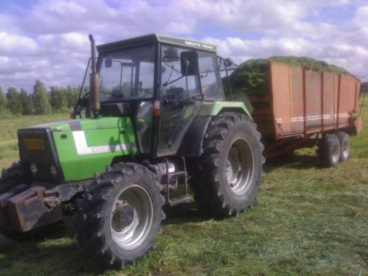 Deutz Fahr DX 3.50 ja joku rehukärry eipä nyt tuu mielee oisko ollu JF
juu ekaa satoa 
Avainsanat: ff