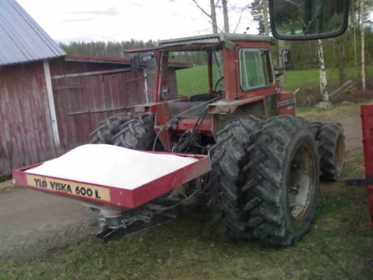 Massey Ferguson 590 ja Ylö viska 600L
nurmelle vähän apupaskaa leviälle...
Avainsanat: mf