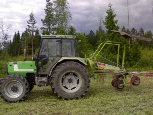 Deutz Fahr DX 3.50 ja Claas liner 350 S
Apilakarhojen kääntelyä että kuivuisivat nopeammin.
Avainsanat: df