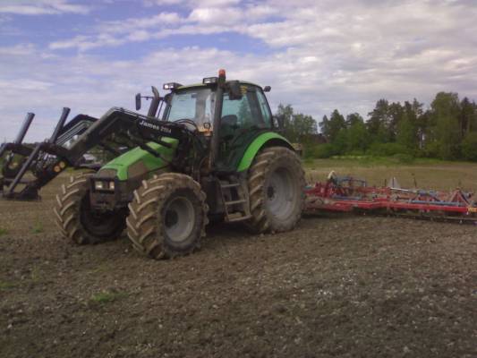 Deutz Fahr ja Potila magnum 7200 vai mikä lie...
Epätoivoista rypsimaan muokkausta...
Avainsanat: dt