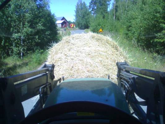 John Deere 6220, kuikka 960 ja kuikan trukkipihdit
Ja kuka sanoo että paali piikeissä vähentää näkyvyyttä tiellä ajaessa...
Avainsanat: ff