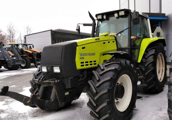 Valtra Valmet 8350
Omaan silmään yksi hienoimpia värejä. 
