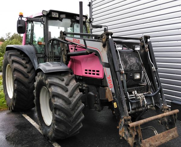 Valtra 8550
Olipa kerran vaaleanpunainen Valtra vaihtokonerivissä.
