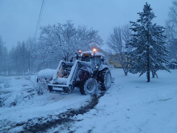 A92 jykevä
Vappuaamu kevät 2015, auraamaan lähtö
