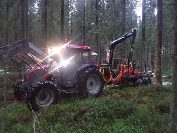 A92 ja farmit
Pikku hiljaa alotella talven metsä hommat, sai ihan hymy korvissa uudella kärrillä päästellä
