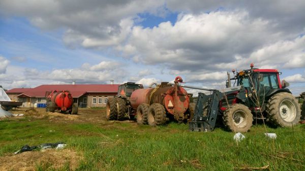 2x 655 Valmet & A92 Valtra Livakka 10 & 7,5 ja 5"pumppu 
Hyvä kevät oli! 
