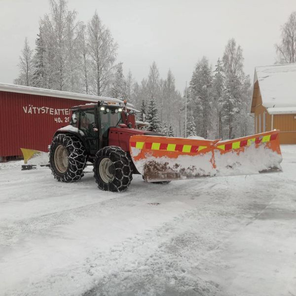 FMG Valtra 8450 ja latenkone
Aurauksia 
Avainsanat: valtra valmet 8450 aura fmg laten kone