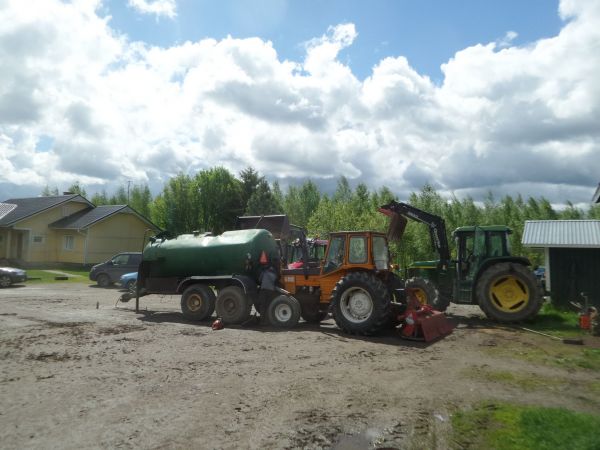 Valtra valmet johndeere ja tembo sekä  ara? jyrsin
Tempovaunun oikomista kokeiltiin kesällä
