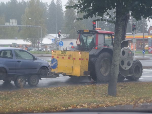 Valtra ja  murskain
Olipas veikeä leikuri laite
