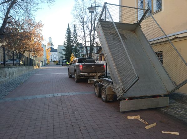 Mitsu L200 ja klapikärri 
Kuopion tuomio kirkko taustalla 
