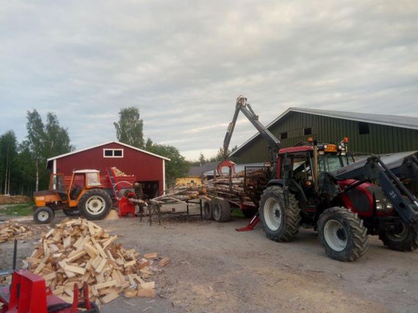 802 ja hakkipilke raven 33.  A92  ja farmiforest sekä japapöytä
velipoijjalle klapikuorma kaljotellessa
