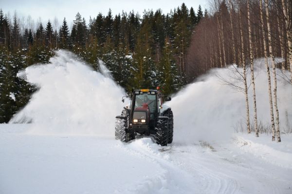 8450 Esko
Kenttäsirkkelille sahauspaikan teko, olis taas parin päivän sahaus eessä
