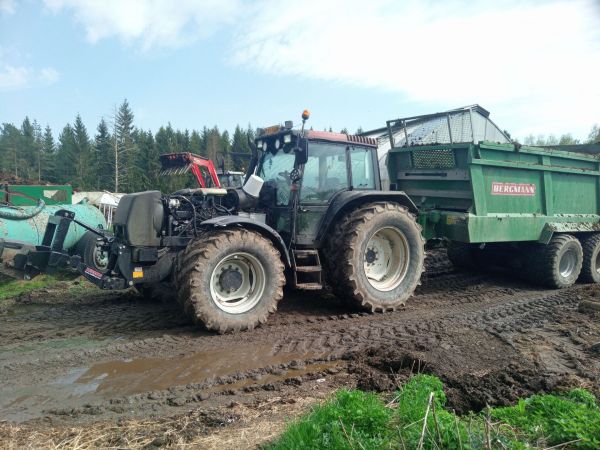 8450 ja bergman
Lastaaja lisäs ureaa ja minä syöttöjä,  meiltä myös kuivanlannan levitykset 
Avainsanat: valtra valmet 8450 bergmann