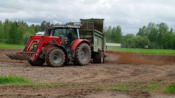 Kuuselan koneurakointi
Fergu ja bergmanni paskon kimpussa
Avainsanat: massey ferguson bergmann