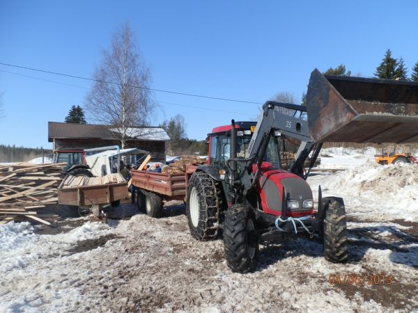 Kenttäsirkkeli ja 900 Valtra, A92 ja pehtoorit, oikeella pilkottaa sinappi 602
Piti käydä ihailemassa mitenkä tulee lautaa, kyllä tuli ripakasti! Meidänki kalusto avittelemassa lautakuormien siirrossa
