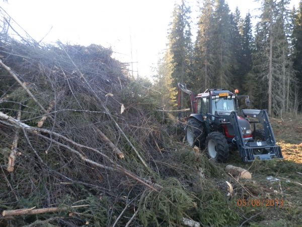 A92
Risun ajossa kuopiossa, vähän on tämän kasan päällys sekameteli soppaa, etittiin aika  tiukkaan tolpan jatkoa, hämmenneltii ja sekoteltiin ei saanu enää pirukaan siististi  läjättyä, metallin paljastin pelasti, eihän sitä voi jättää kaasaan, jos vaikka hakkurille menee nämä, ei ollut vielä tietoa siitä. Nyt saa kyllä tolpan jatkot kemppiä kylkeen, sen verran muakaba  etittävä näreen oksien seasta..
